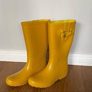 Rainboots size 9-10, similar to Jillian Harris